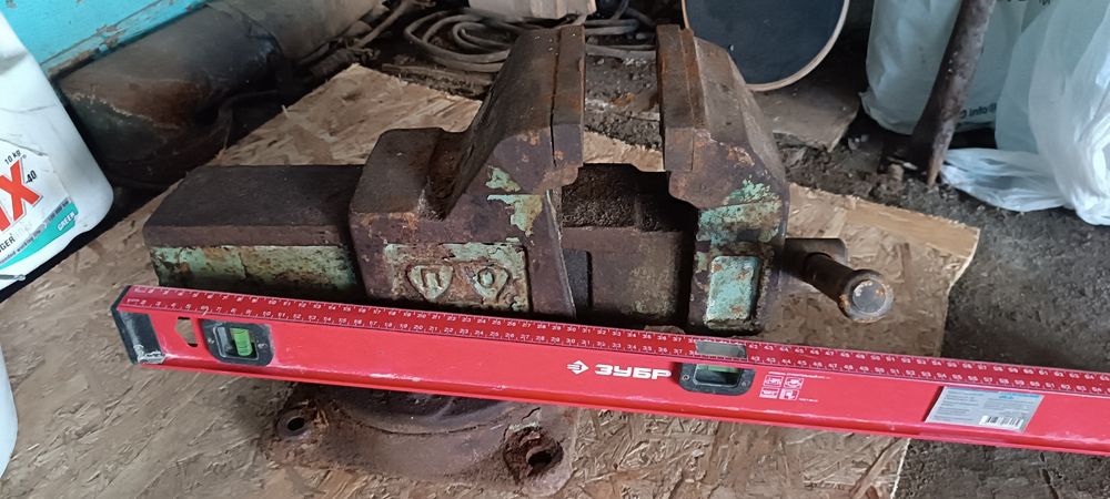 Тиски советский рабочи