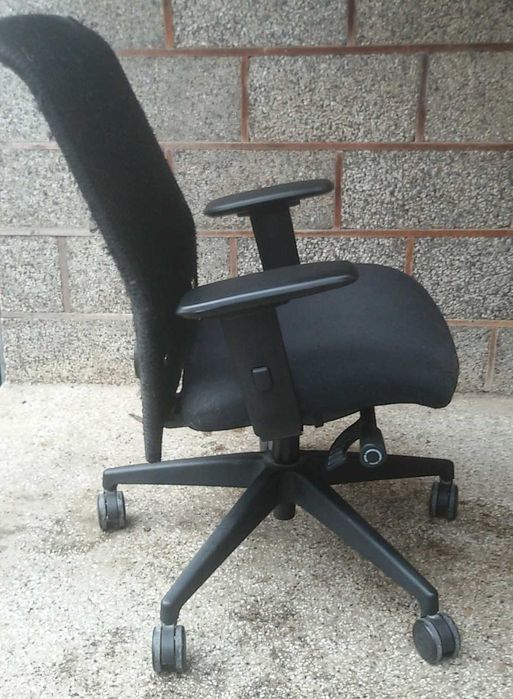 Офис стол Interstuhl със забележки по тапицерията