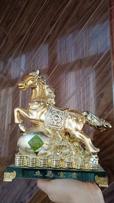 Статуэтка лошади на подставке