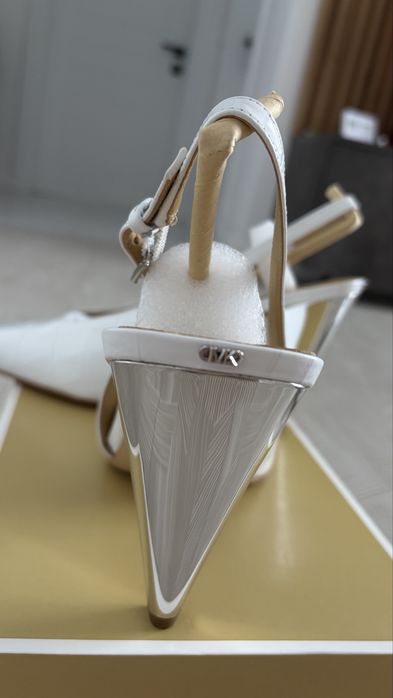 Pantofii noi nepurtati Machiel kors