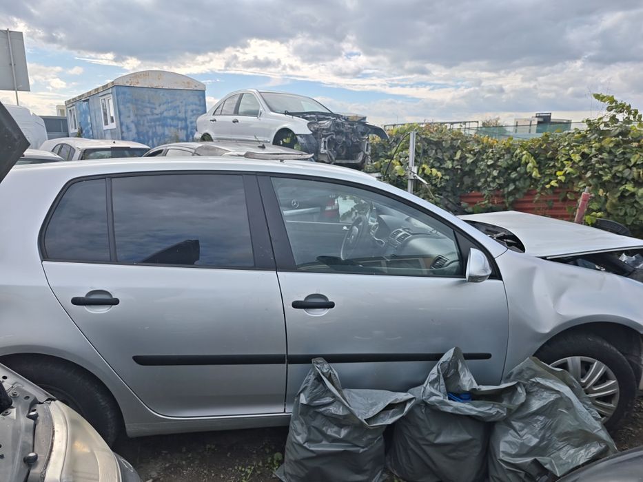 **VW Golf 5 се продава на части!**