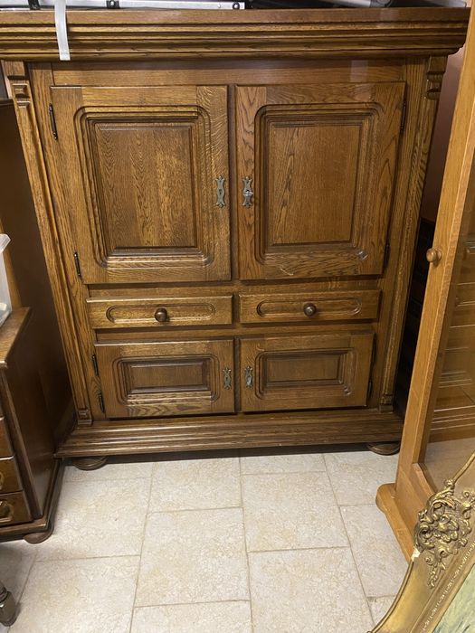 Продавам масивен шкаф