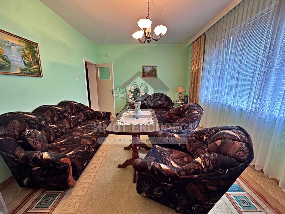 Етаж от къща, 3 спални, с двор, таван и изба, кв.Зъбчето