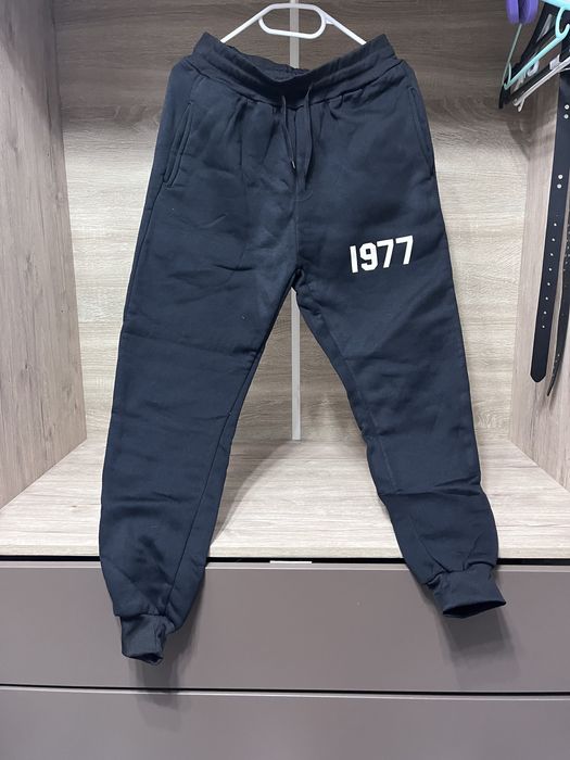 Pantaloni stil essentials