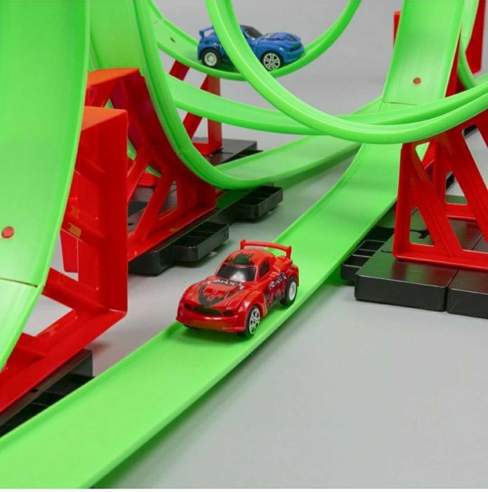 Гоночный трек с машинами