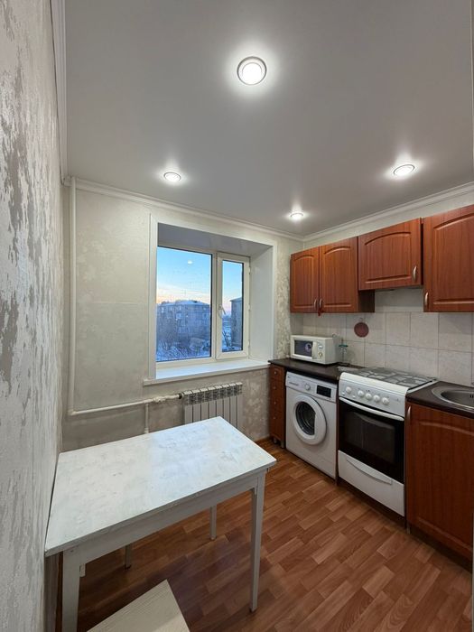 продам 2 х комн по Абая