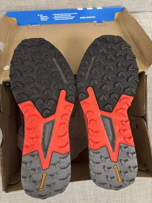Adidas Terrex, noi, cu etichetă