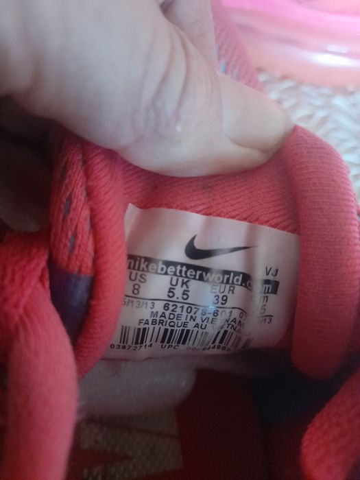 Продаются женские  кроссовки фирмы NIKE