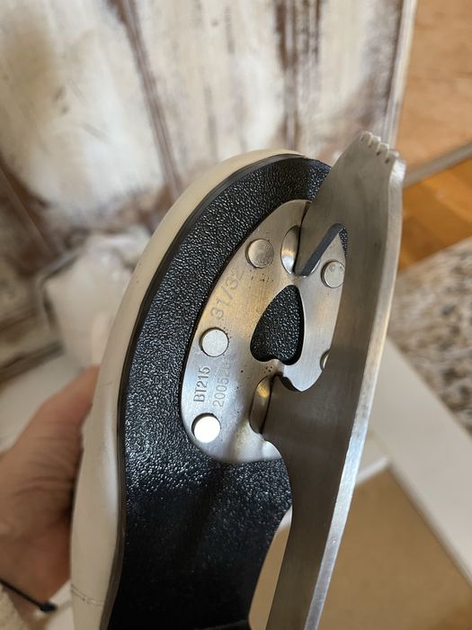 Кънки за лед подходящи за крак 31/32. Обувани 2 пъти , като нови!