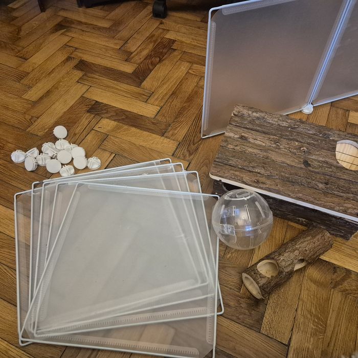 Lot accesorii rozătoare (Căsuță lemn, Tunel, Bilă) + Țarc modular plastic (9 buc)