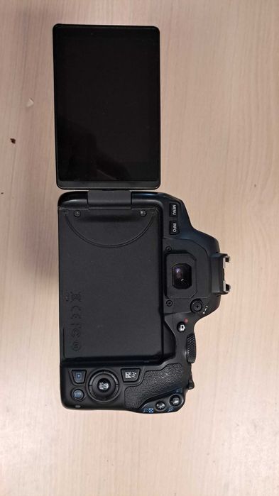 Canon EOS 250d + Obiectiv Canon de Kit 18-55mm f/3.5-6.3