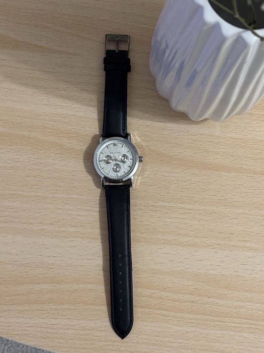 Часовник сребрист с черна каишка