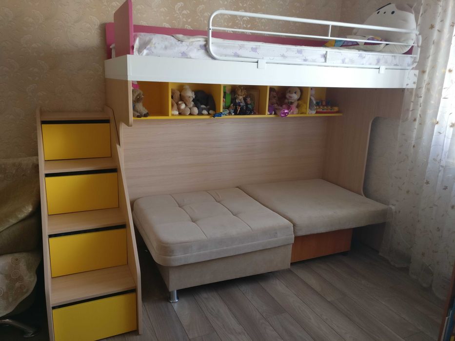 Детская кровать-чердак со ступеньками