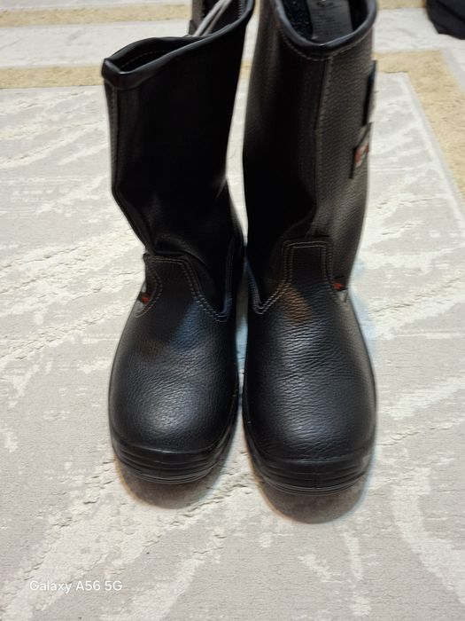 Продам рабочие сапоги.