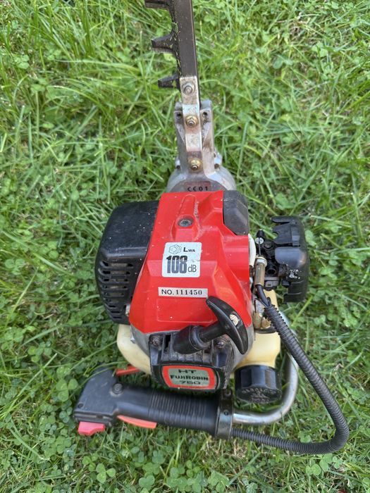 Motocoasa motounealta pe benzina tuns gard viu