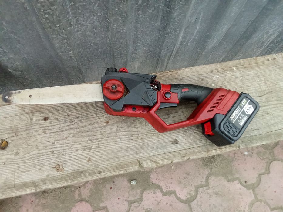 Продам Электро пилу на акомуляторе.