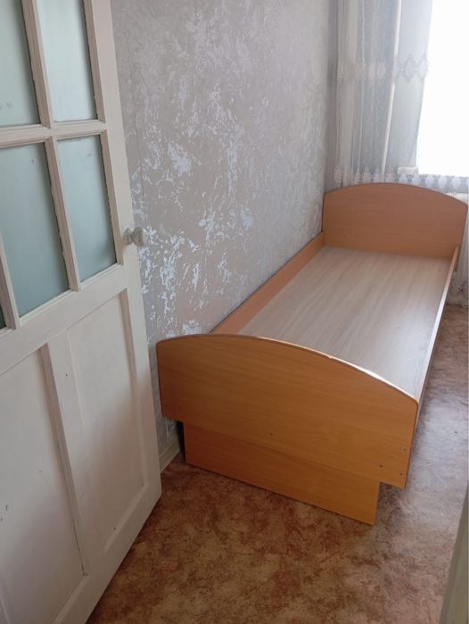 Кровать с полкой
