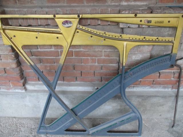 Tozza chugun chochilgan Pianino