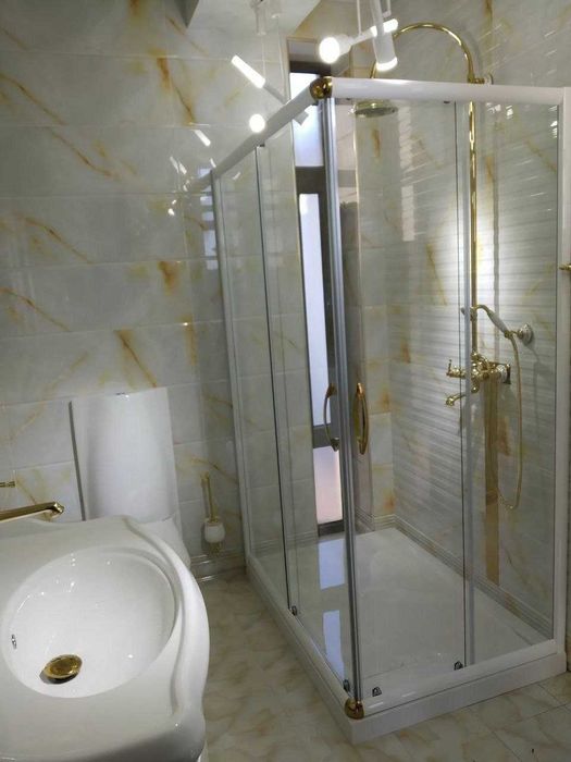 Стеклянные душевые кабины и перегородки под ключ!