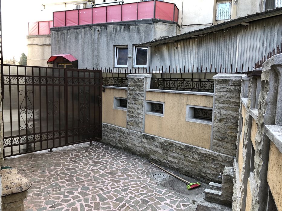 Apartament 4 camere+curte individuala