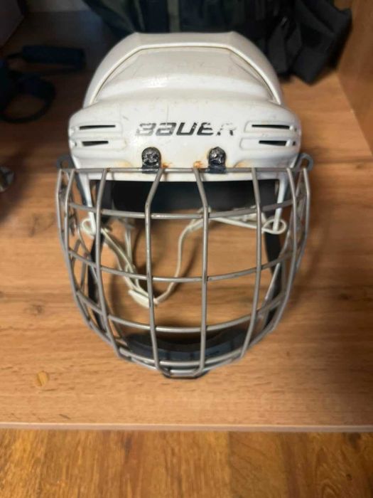 Шлем хоккейный Bauer, с маской, белый.