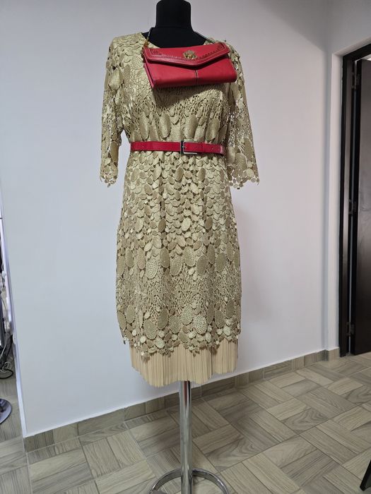 Rochie din dantela brodata cu strasuri, pliseuri în partea de jos