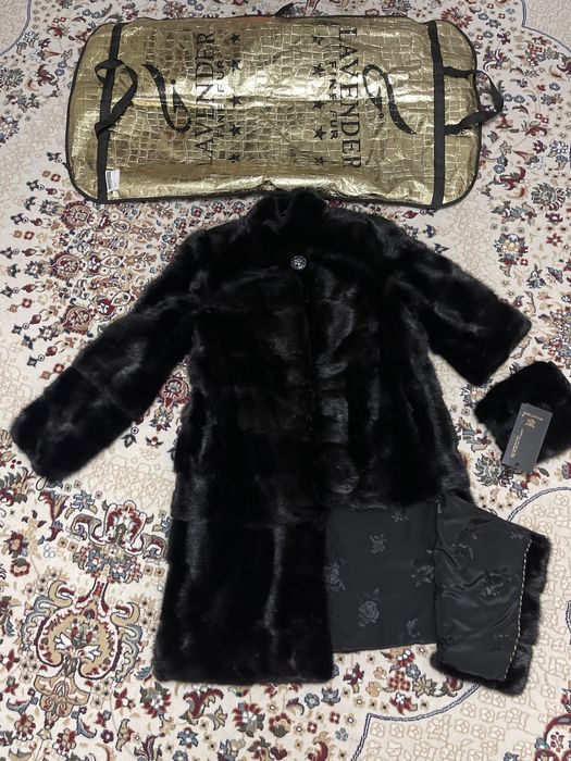 Шуба сатылады. Жағдайы өте жақсы. Чехол, итекаткасы да бар.