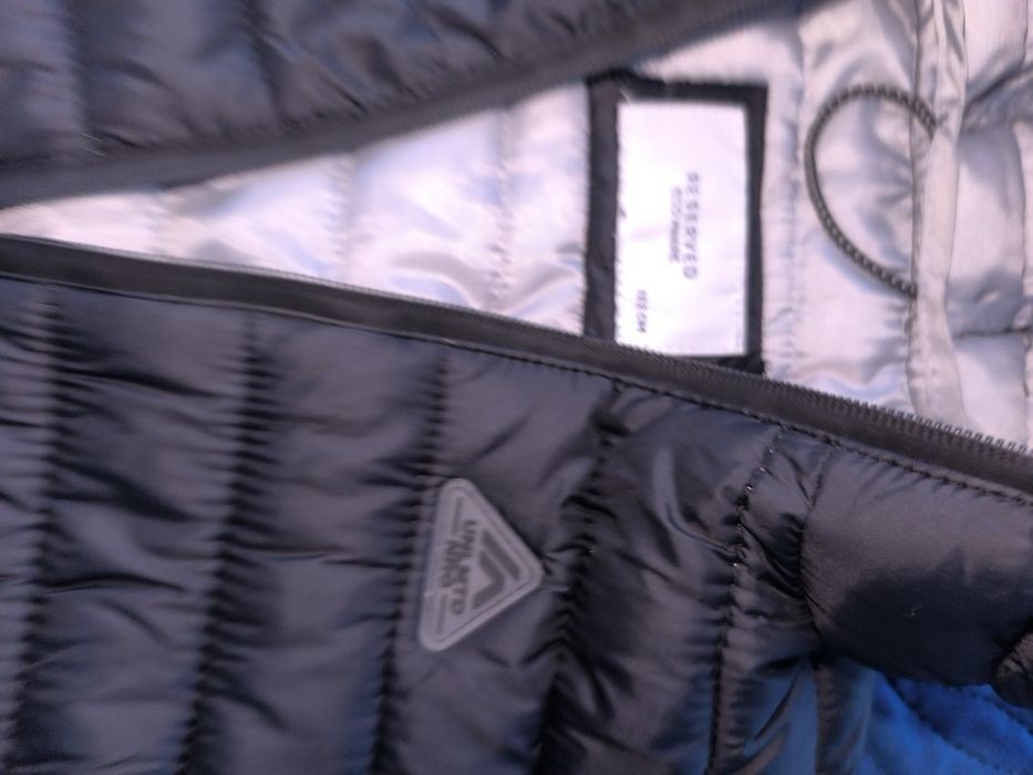 Vând geaca ,neagra Reserved ,pt.copii (122 cm)