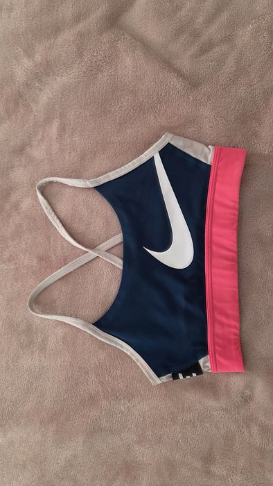 Спортни бюстиета и потници Nike