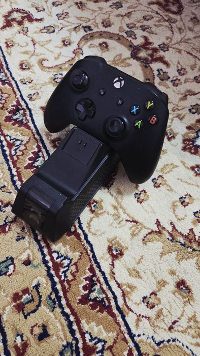 Xbox one x 1 tb в хорошем состояние
