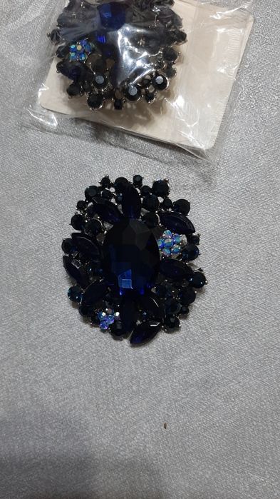 Продам брошки, вешалка, пуговицы.Хрусталь.