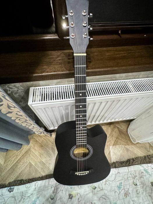 Новая акустическая  гитара, yangi gitara sotiladi с гарантией.