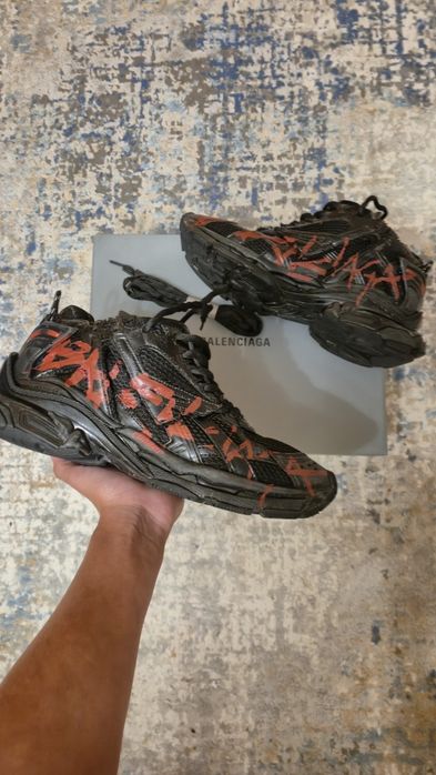 Balenciaga runner grafitti