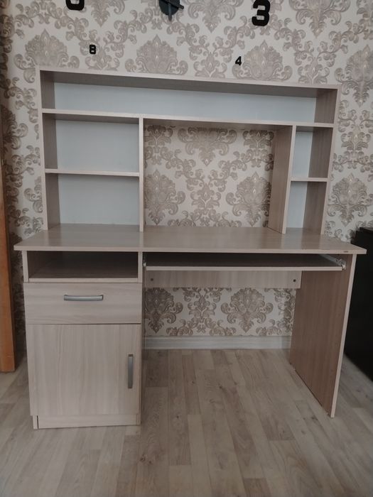 Продам стол письменный в хорошем состоянии