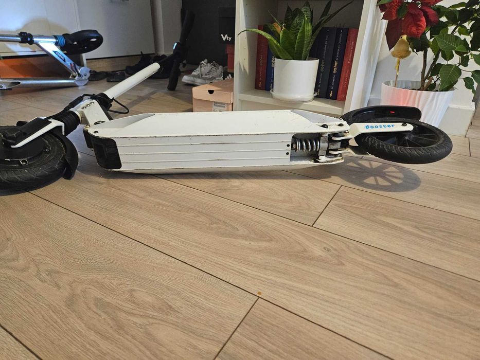 Trotineta electrica E-TWOW Booster pliabila, 30 km/h, autonomie 35 km