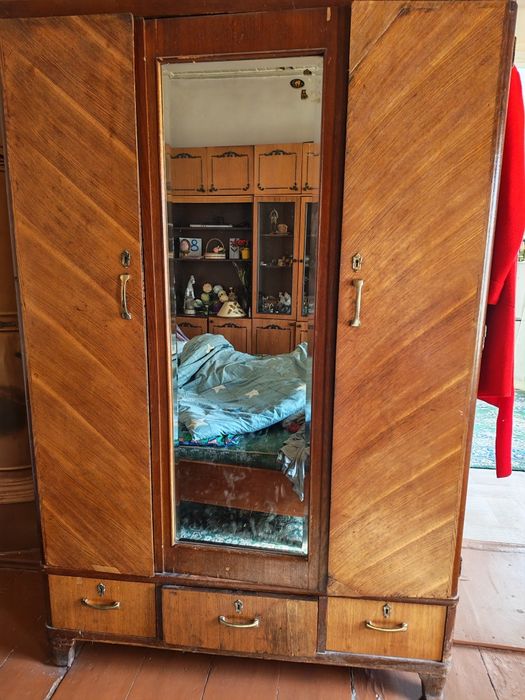 Продается шифоньер из дерева.