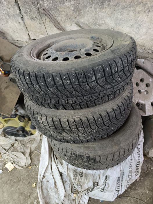 Продам 3 шины с дисками пассат