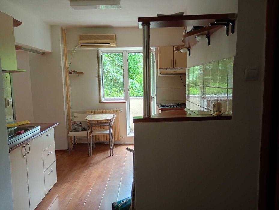 Închiriez apartament cu 2 camere, decomandat, situat la etajul 1 al unui bloc aflat în imediata apropiere a Parcului Sebastian.