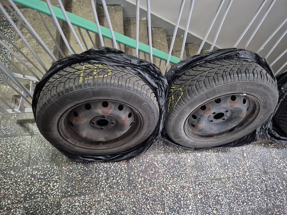 Vând set anvelope Continental 185/65 R15 (de iarnă), jante și capacele de ornament.