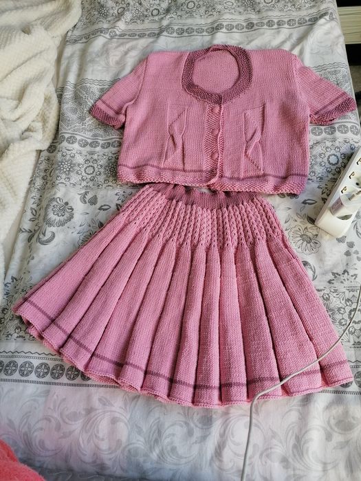 Плетено костюмче за момиче 10 - 11 години. Дължина на полата 40 см.