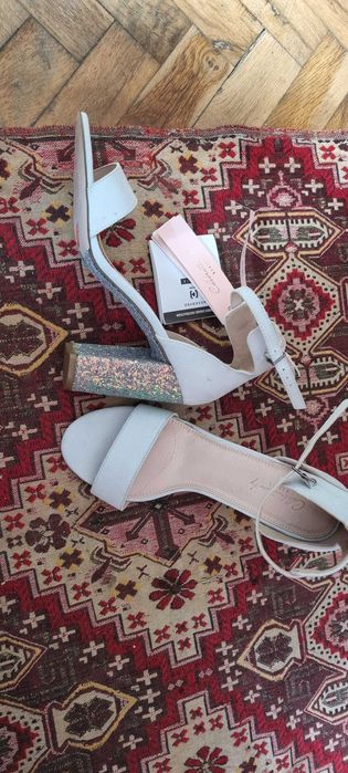 Елегантни сандали с дебел ток!