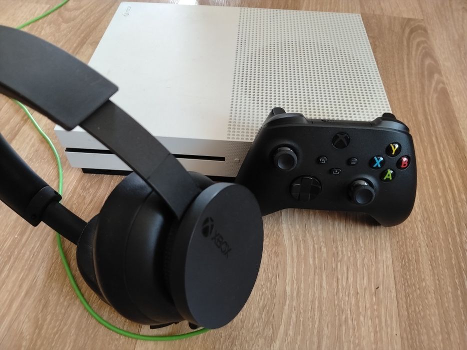 Хbox one S, 10 игри, слушалки Хbox и контролер