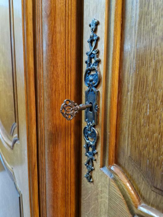 Четирикрилен гардероб изработен от бял дъб в стил "ЛУИ XV"