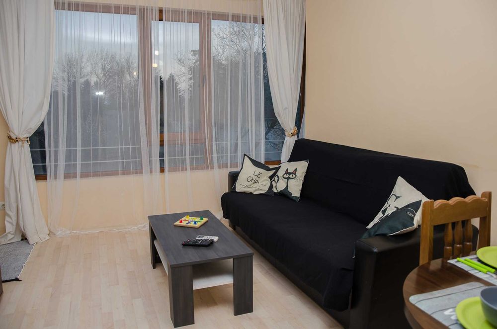 Дава се под наем Двустаен апартамент в к.к. Св.Св. Константин и Елена - 60 кв.м за 400 € - Снимка #2