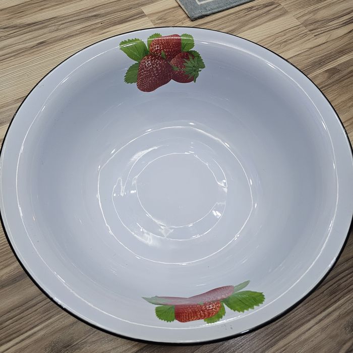 Кастрюля и большая чашка