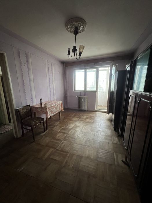 Vând apartament 3 camere zona Poetului