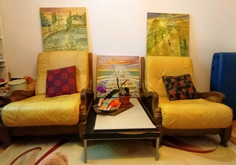 Vând Set canapea + 2 fotolii, piele naturala galbena  și lemn masiv.