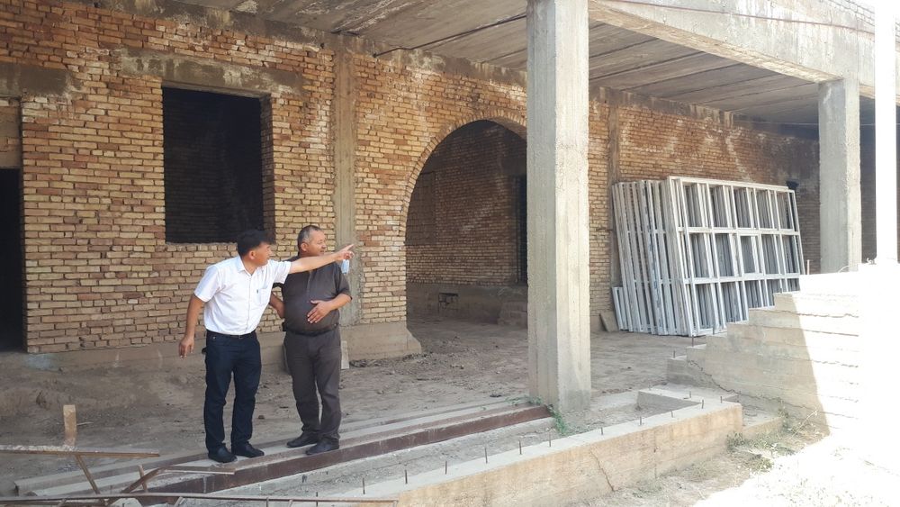 Еркургон бозори рупарасида ховли сотилади.