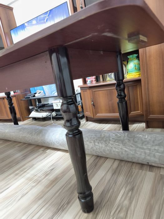 Стол обеденный бордовый