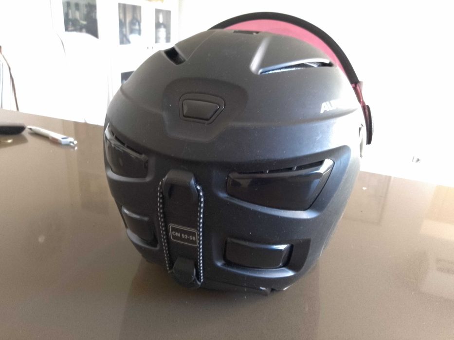 Продавам  каска и обувки